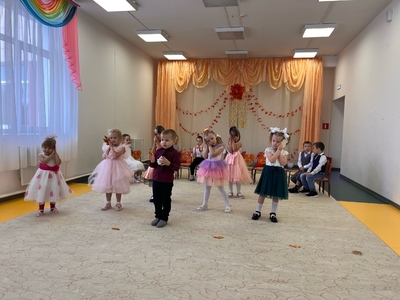 Танец с листиками